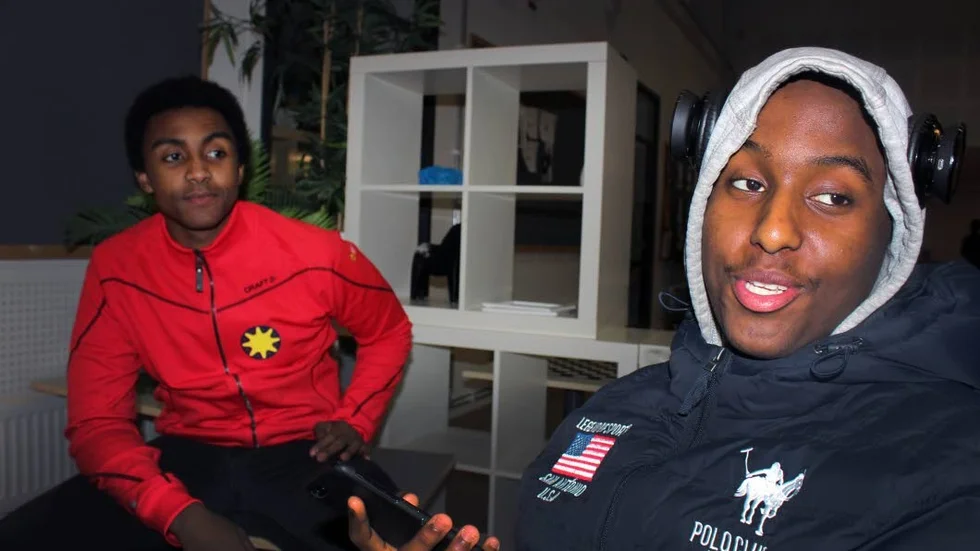 Bra möten. Adde Abdullahi (th) tycker att det är bra att unga nattvandrar tillsammans med de vuxna.