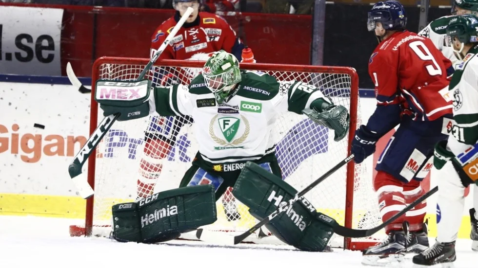 LINKÖPING 20171209
Färjestads målvakt Stefamn Steen gör en räddning under lördagens ishockeymatch i SHL mellan Linköping HC och Färjestad BK i Saab arena.
Foto: Stefan Jerrevång / TT / kod 60160