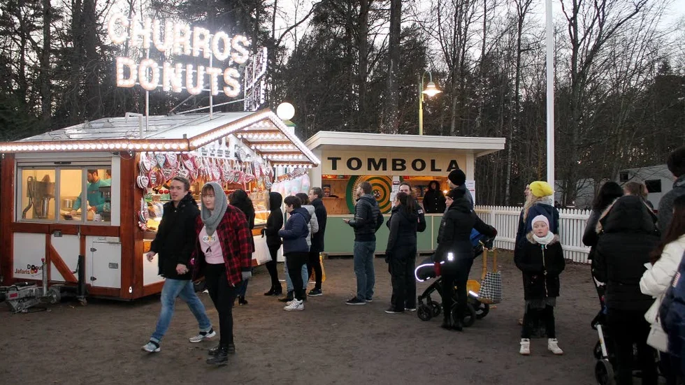 Kön till ståndet där det såldes munkar växte sig snabbt lång under söndagens julmarknad i Gamla Linköping.