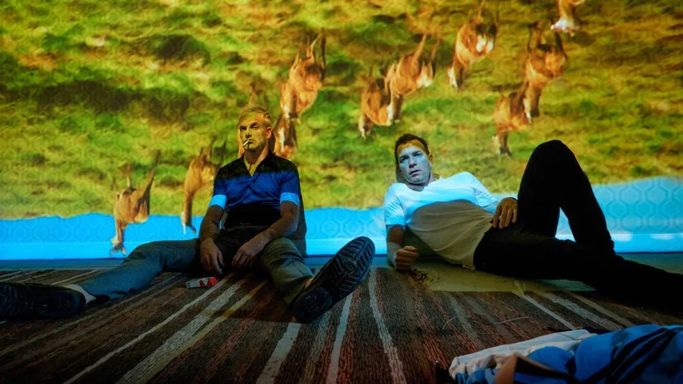 Jonny Lee Miller och Ewan McGregor i "T2 Trainspotting", en uppföljare som oftare landar i medelålders sorg än explosivt panikäckel.