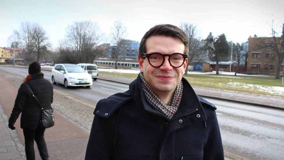 Djurgårdsgatan. På gräsmattan framför Stolplyckan kan det bli byggstart nästa år, hoppas kommunalrådet Elias Aguirre (S).