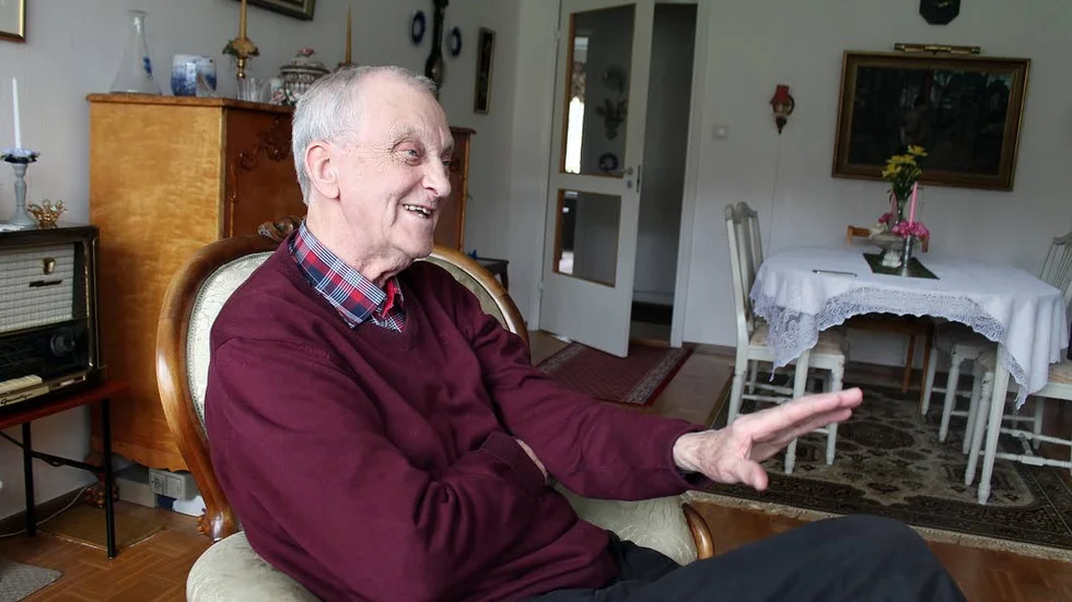 82 kvadrat. Under många år bodde här fyra personer. Sedan fem år bor Sven Eng ensam i lägenheten på Pionjärgatan i Berga.