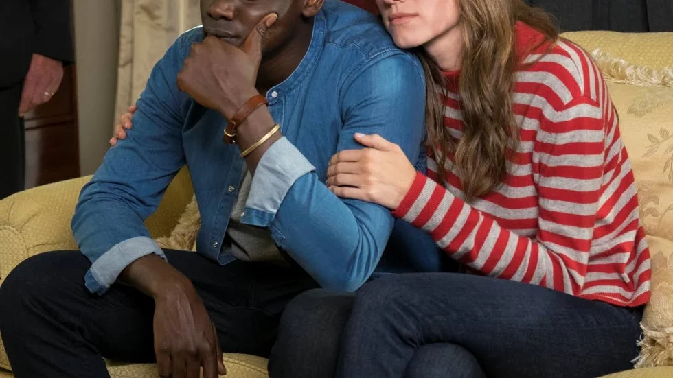 Chris (Daniel Kaluuya) och Rose (Allison Williams) åker hem till hennes föräldrar en helg.