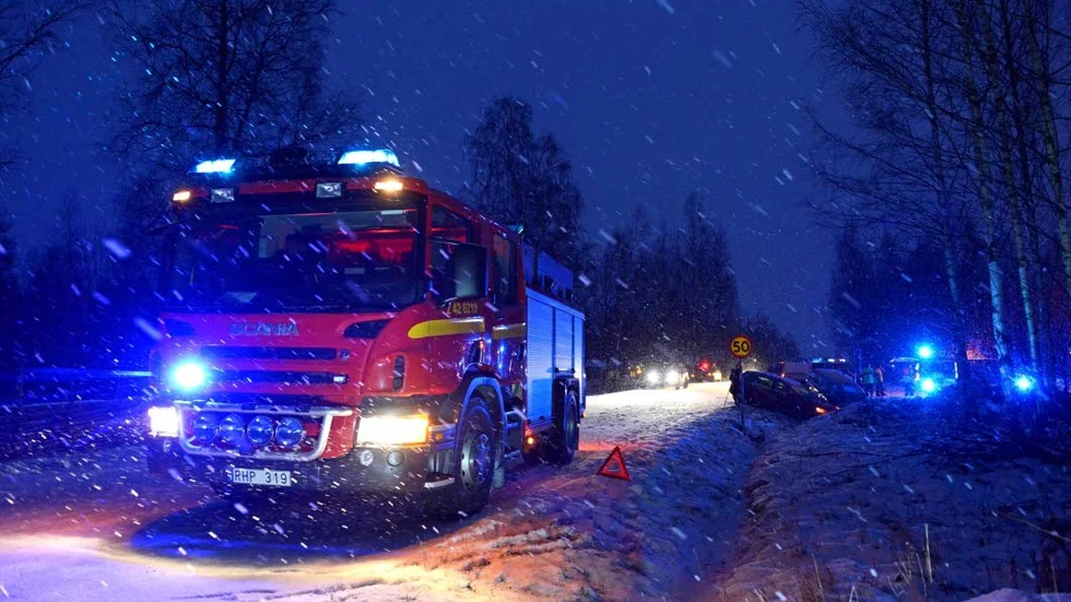En person fick föras till sjukhus efter kollisionen i Rimforsa.
