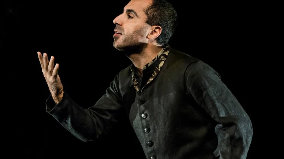 "Rikard III". Özz Nüjen spelar alla roller själv i Riksteaterns uppsättning, fritt efter William Shakespeares klassiska pjäs.