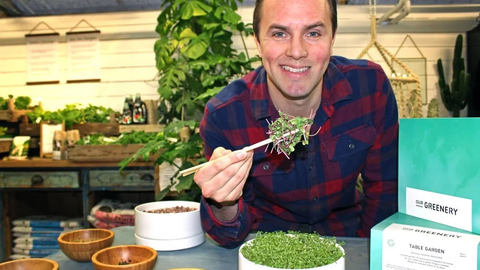 Mikrogrönt. Christofer Weider från nystartade Ourgreenery visar hur man kan odla små grönsaker  i köket. Med rödalger i skålen  slipper man vattna hela tiden.