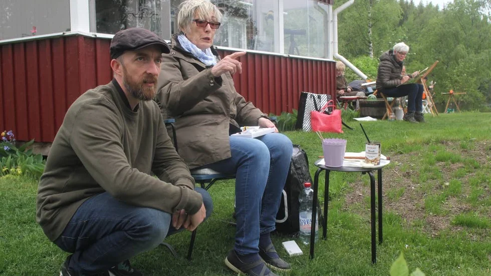 Koncentrerat. Ronny Bergfeldt studerar motiv med Elisabeth Johansen.