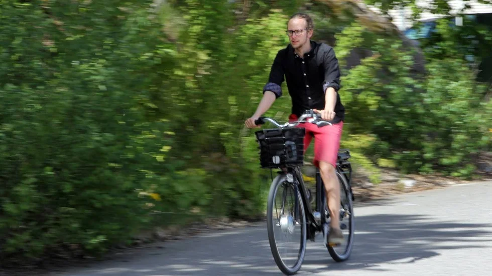 Slog till. Oscar Franzén köpte en treväxlad cykel med elmotor för att ta sig från Ryd till jobbet i Ekholmen.