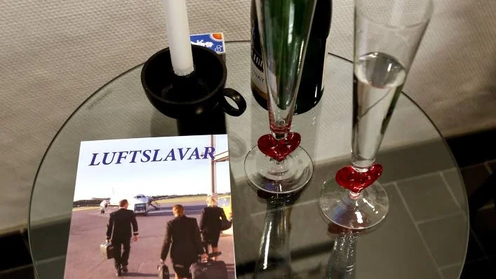 Lyxig vardag. Ett glas champagne när andan faller på, och en god, alldeles nyutgiven bok.