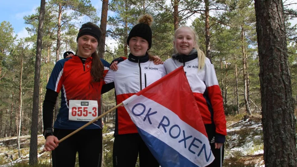 Tove avgjorde. Tove Pettersson (t v) hann upp och kom förbi och grejade stafettsegern i D 16-klassen. Alice Marmelid (länst t h) inledde varpå Linn Aldén tog vid.