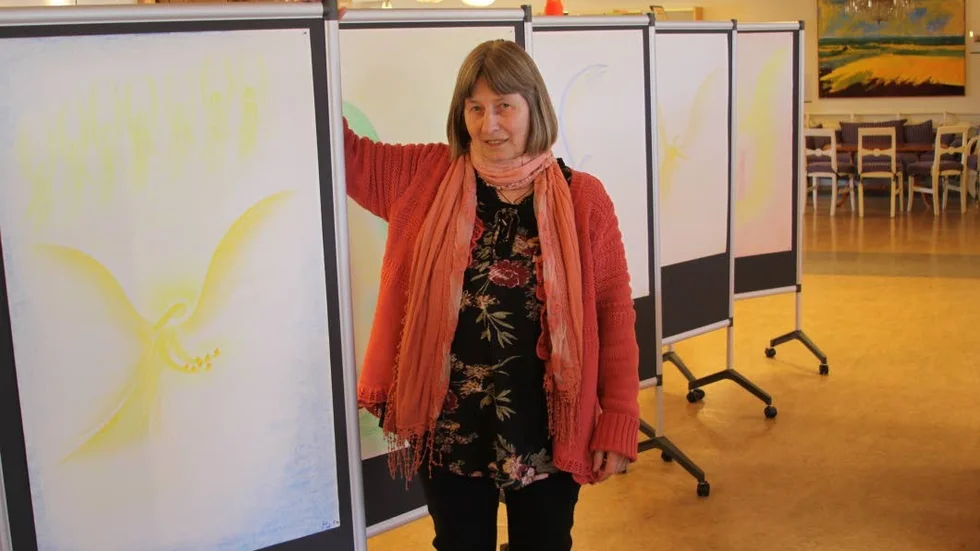 Tidens ängel. Christine Maria Hölzer visar sina änglar på Ödeshögs bibliotek. Samtidigt inbjuder hon till samtal om andliga väsen.