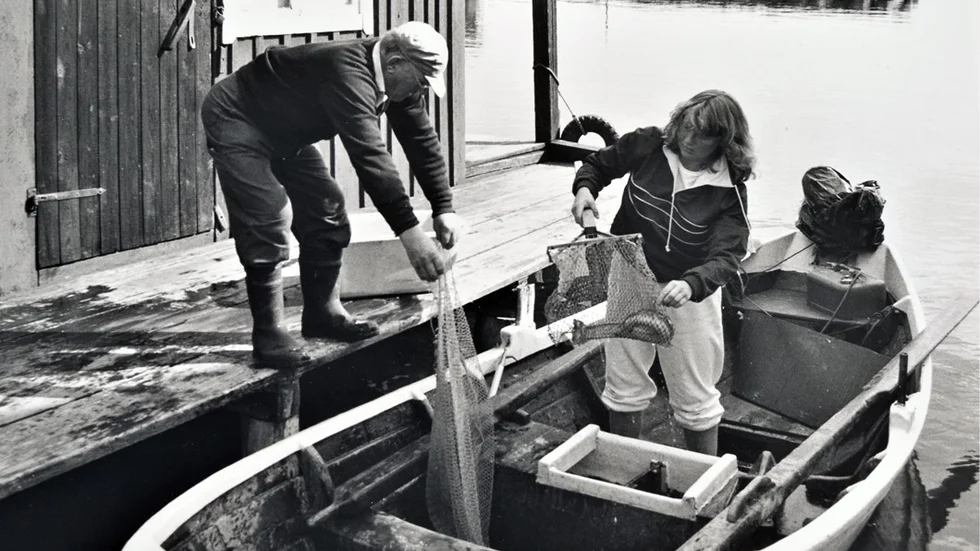 En ung Marianne med pappa Harald. Fotot taget på Flatholmen av Jan Askteg.