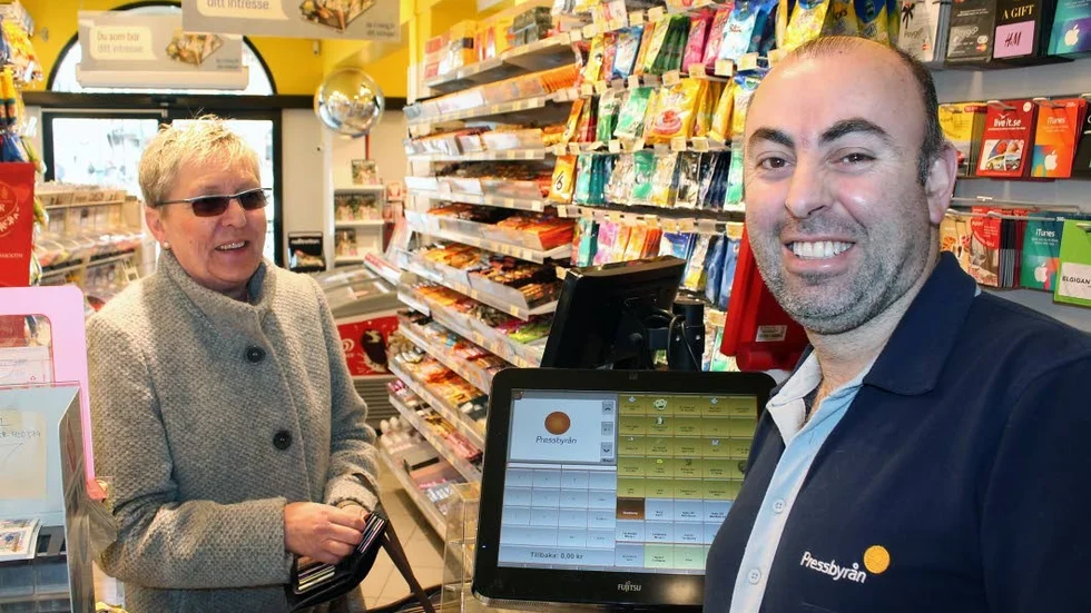 Bitte Henriksson besöker Pressbyrån och Simon Makdisi. "Jag är inte här för att växla", säger Bitte.