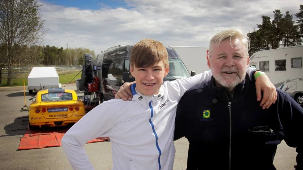 Team Hultgren. Rasmus har god support och mekanikerstöd av pappa Magnus.