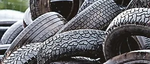 Kräver ersättning för däckskada