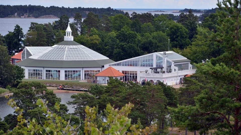 En person som bedriver verksamhet på Lysingsbadet har polisanmält Västervik Resort AB, för att ha tagit ut för höga elräkningar.