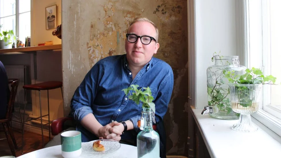 För 15–20 år sedan var Alfred Malmros vänsteraktivist i Linköping. I dag bor han i New York och är marknadschef på Googlebolaget Jigsaw.