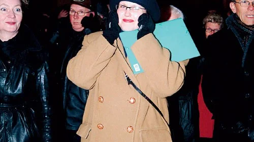 Bäst att hålla för öronen. Therese Jigsved hann, innan det small från kanonerna. Reaktionen hos Christina Nibelius - till vänster - tyder på att lite "håll om öronen" var en god idé. Foto: Janne Strömsten