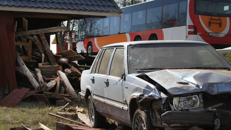 Uppvaknande. Kvinnan som körde bilen fick ett bryskt uppvaknande av smällen när bilen körde genom hörnet på ladan.