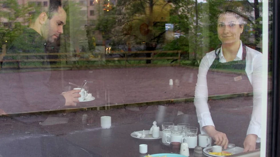 Inne. Sommarjobbet är en fot in på arbetsmarknaden. Sam George Shahoud och Evelyn Dinkha jobbar i serveringen i sommar.