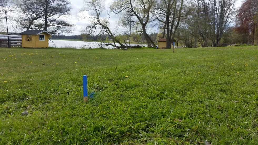 Nära sjön. Här i Villans trädgård vill Kvartilen Fastighets AB bygga ett fyrvåningshus. Byggplanerna har varit ifrågasatta med tanke på läget.