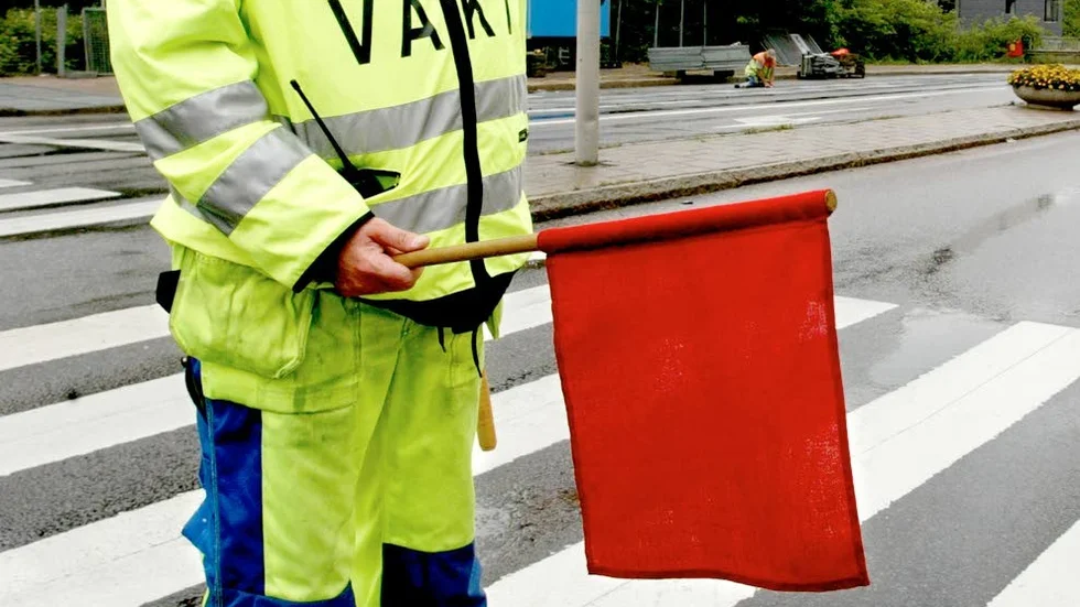 En bilist hamnade i bråk med några flaggvakter vid ett vägarbete i Linköping.