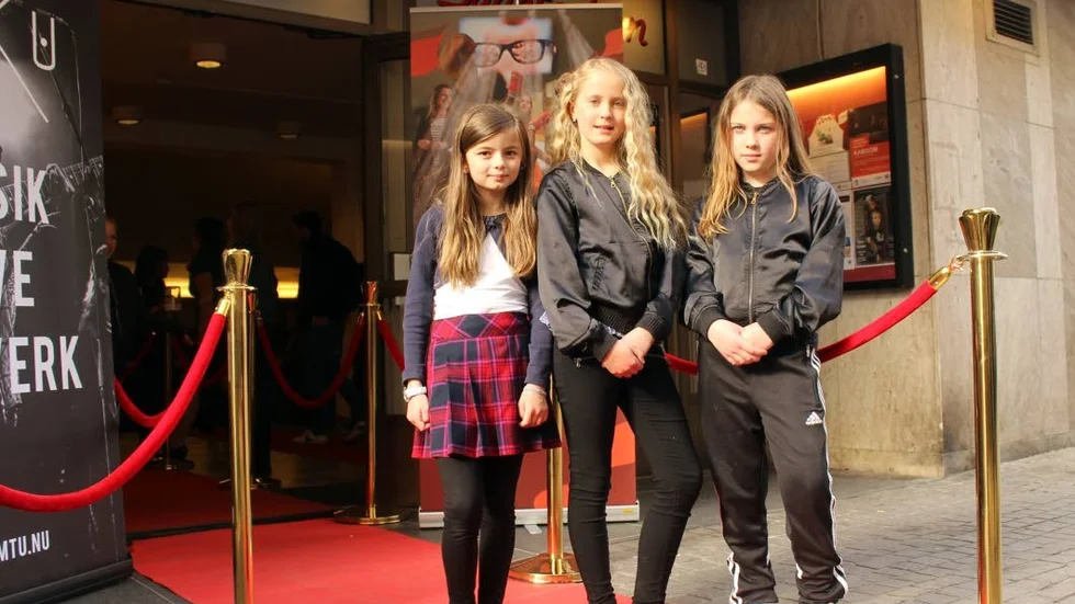 Ingen är nervös på den röda mattan utanför Sagateatern: Gloria Larsson, Maja Gewée och Maja Carlsen.