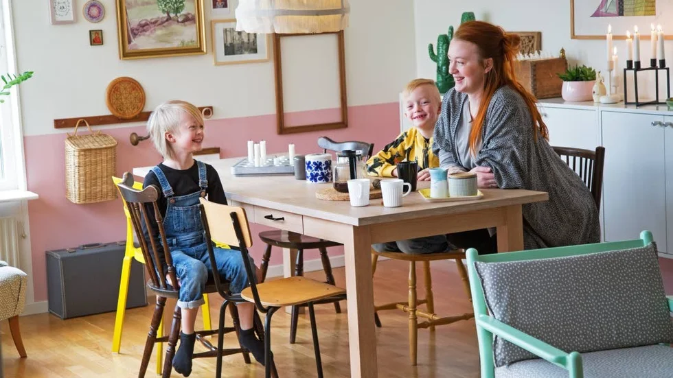 Härligt händiga. Martina Emdén beskriver sig själv och sin familjs inredningsstil som lekfull. "Vi gillar att göra saker själva. När vi ser något snyggt så funderar vi på hur vi kan tillverkar det på vårt sätt."