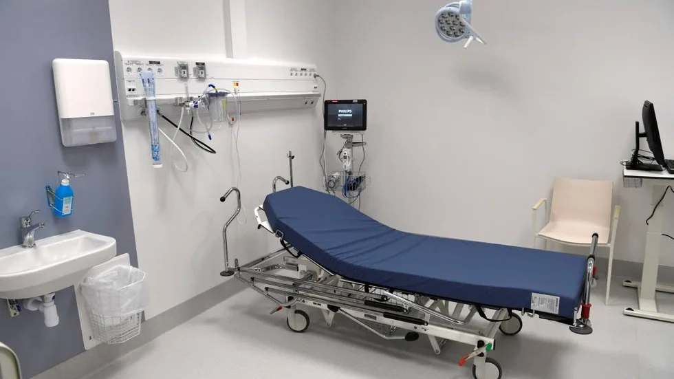 Stängt. Vårdplatser stängs i bristen på sjuksköterskor och oron växer inför sommaren.