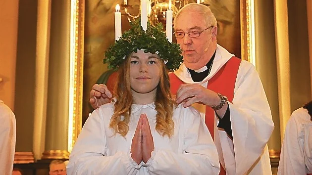 Komminister Arne Thurehult överlämnade smycken till Mathilda Sjöström. Foto: Roelof Stroetinga