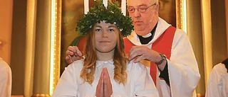 Fullsatt i kyrkan när Vimmerby Lucia kröntes