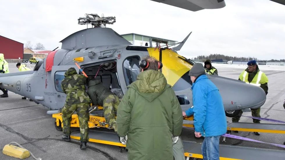 Den skadade helikoptern har transporterats till helikopterflottiljen på Malmen. Bilen togs när helikoptern lastades ut ur ett Herculesplan i torsdags i förra veckan.