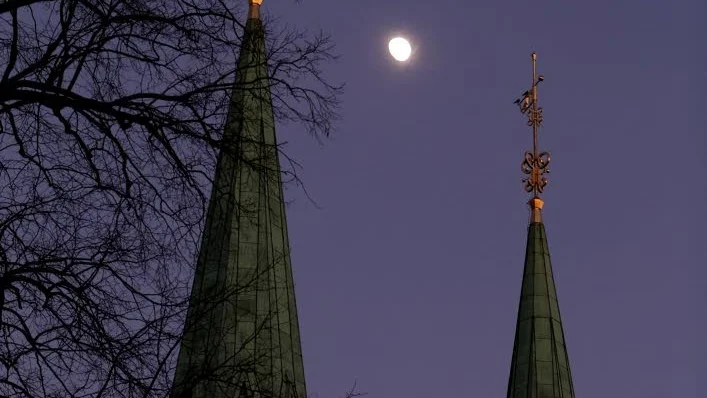 Månen. Jupiter är ovanligt nära månen under onsdagen.
