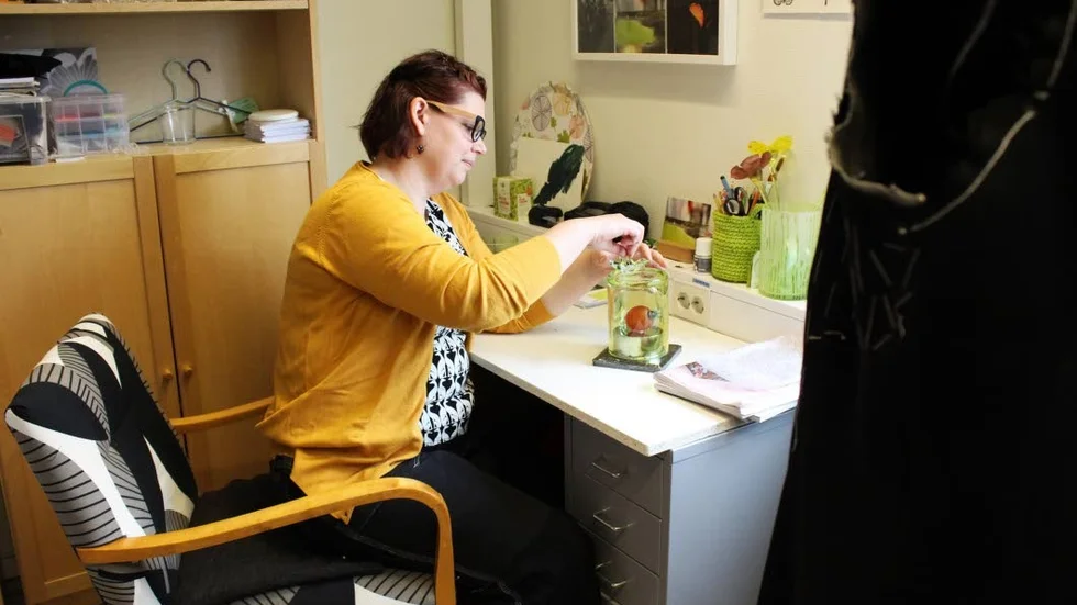 "Jag har alltid varit kreativ, men visst inte riktigt vad jag skulle göra. Syo-konsulenten på Alléskolan i Åtvidaberg tipsade om att Orrefors hade en glasskola och det kändes rätt. Där började jag efter nian", säger Sofia Viveland.