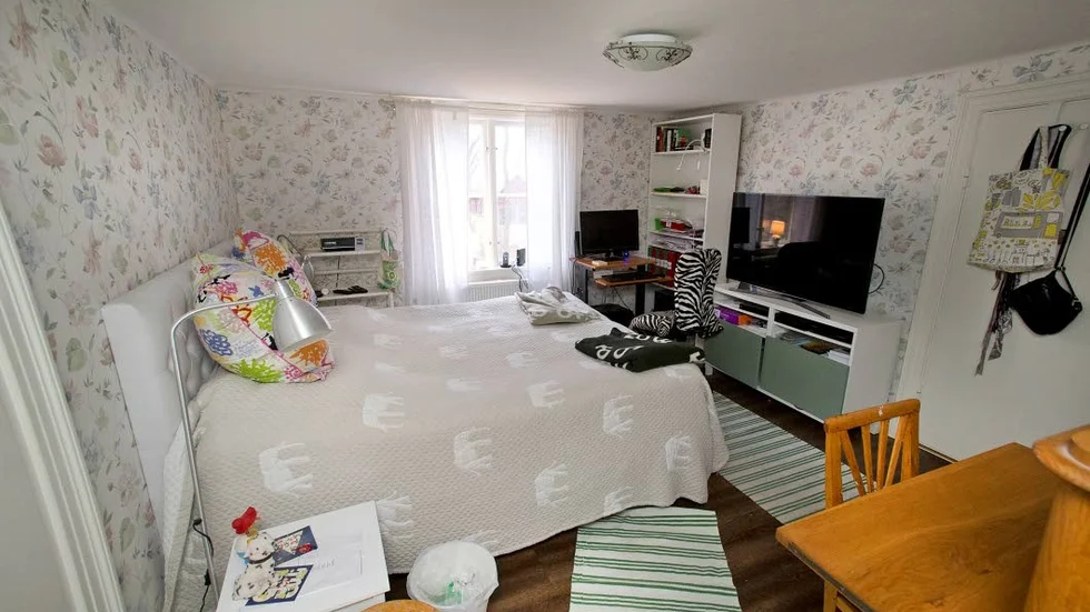 Blommigt. Peter var rädd att tapeterna skulle bli för blommiga i sovrummet, men han är mer än nöjd med resultatet.