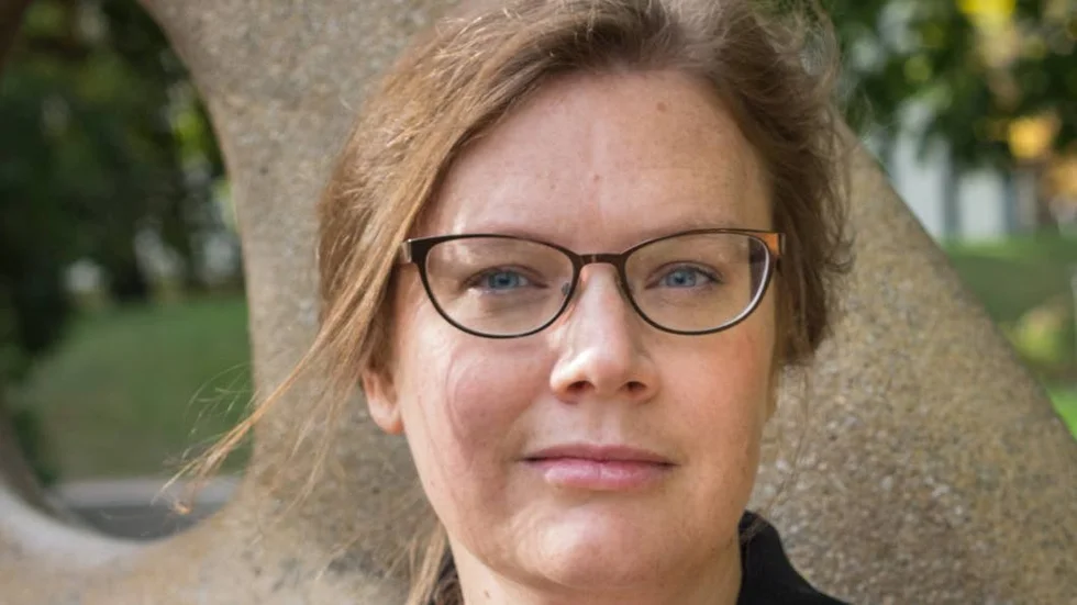 Erika Olofsson Liljedahl. Utbildad vid Lunds universitets författarskola och arbetar i dag, förutom med sitt skrivande, som bibliotekarie.