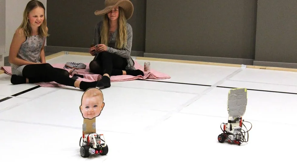 Tyra Johansson och GloriaTorgeby uppträdde med sina robotar.
– Förut har vi arbetat med stora robotar. I År ville vi göra något annorlunda, så det blev bebisar.