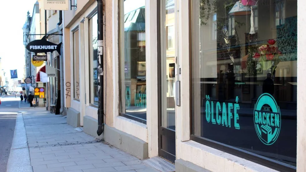 Backen som i sluttningen, eller som i ölbacken? Båda betoningarna går bra, tycker ölcaféets ägare.