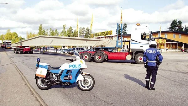 Det tar plats. 40 meter långa, dubbelt upp mot vanliga långtradare, fraktade i går takbjälkar till Swedspan i Hultsfred.