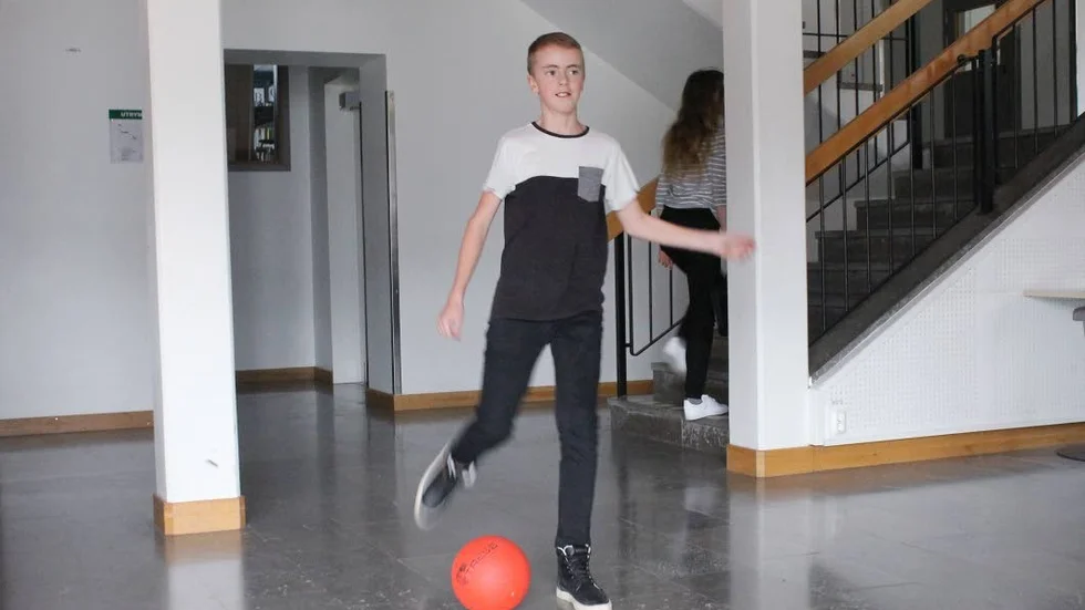 Albert Edvardson visade prov på bollskicklighet när tidningen kom på besök.