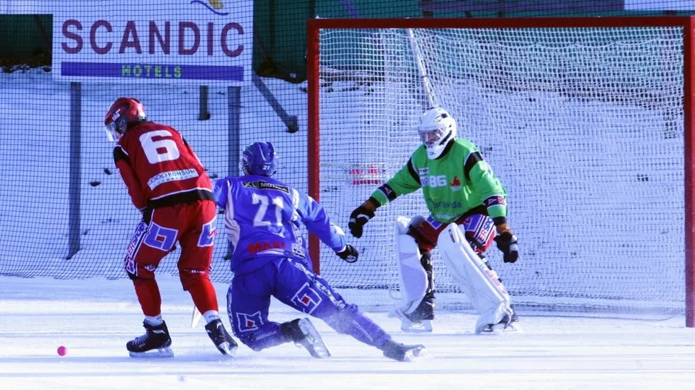 Oskar Nilsson faller i en match borta mot Jönköping. Nu har IFK Motalas forward inte kunnat