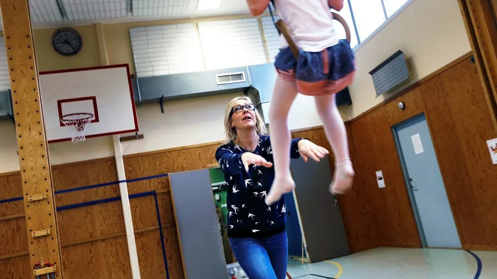 Josefin Thun har lek i gympasalen med barn från avdelningen Siken.