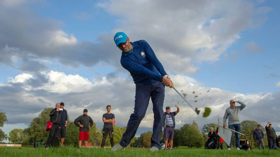 Joakim Hallberg, pro vid Vadstena GK, antog utmaningen från discgolfarna och såg sen till att golflaget vann.