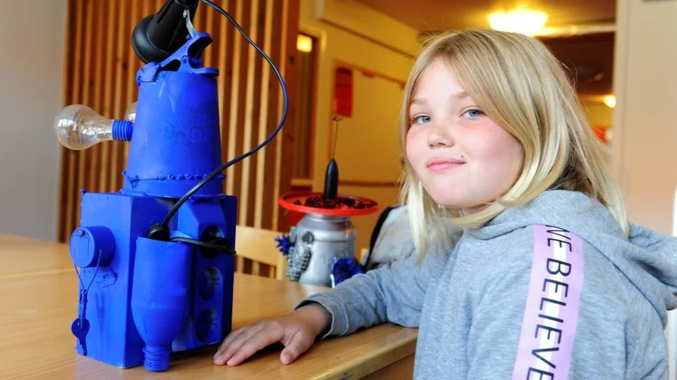 Frida Oskarsson ser fram emot att ta fram sin skulptur som hon kallar Timmie. Den svarta lampan, som hon hittade i skolans "skräprum" fungerar.