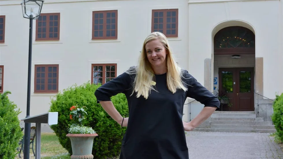 ”Jag ville vara klädd i svart kostym, se viktig ut och jobba på bank”, säger Matilda Milton. Men den karriären blev kort. Nu är hon viktig för Vadstena Klosterhotell i stället.