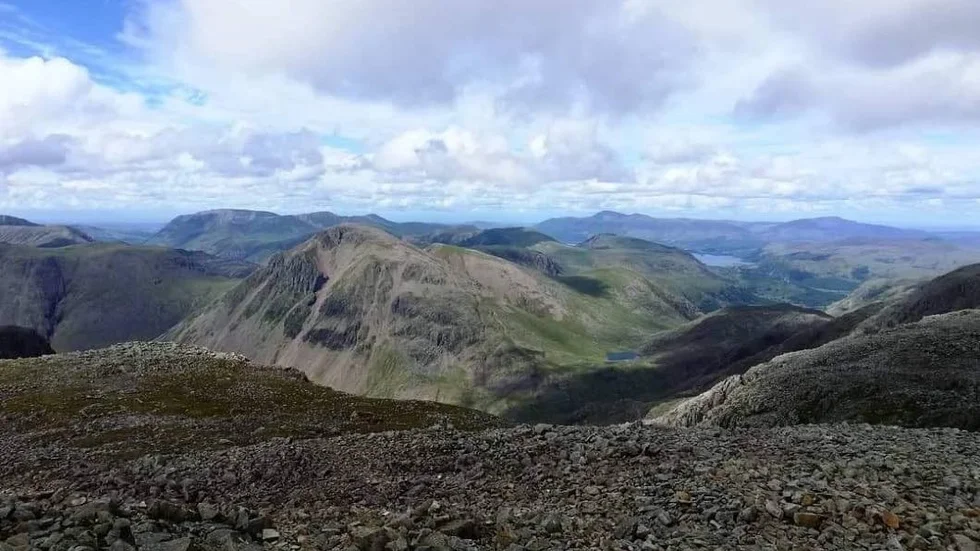 Från toppen av Scafell Pike. Här dukade sällskapet upp med te och scones som de köpt med sig upp från byns kafé. Byn som heter Buttermere var startpunkten för hiken och låg långt in i en Nationalpark.