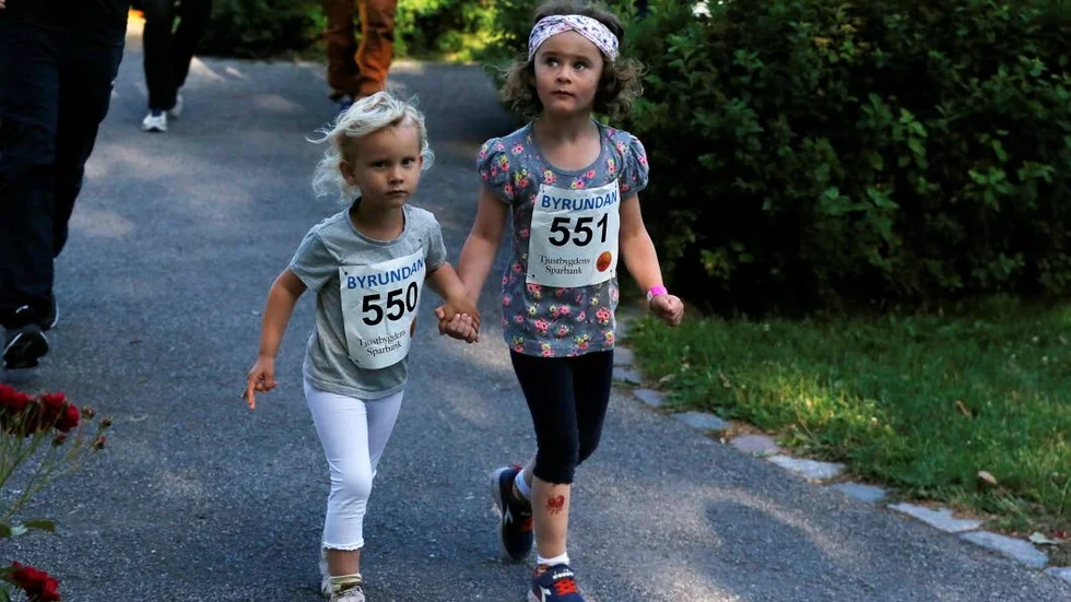 Systrarna Penny och Nova Grönqvist höll varandra i handen.