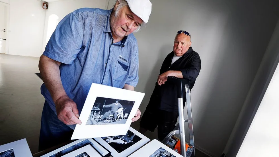 Tony Håkansson och Roger Durlind   i färd med att hänga utställningen inför lördagens vernissage.