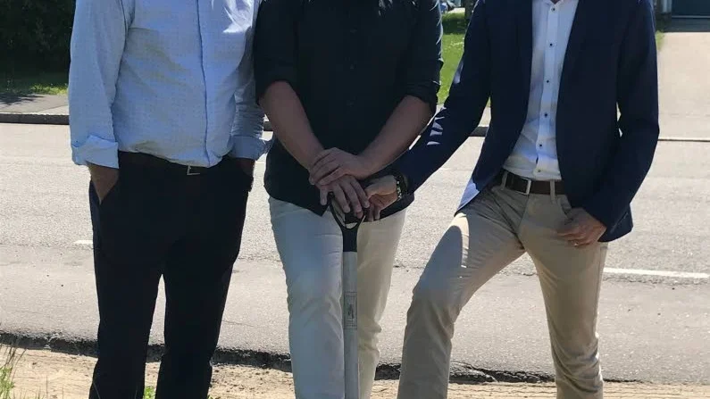 Första spadtaget. Från vänster  Fredrik Bagge Tillväxt Motala, Robert Johansson och Erik Lindahl.