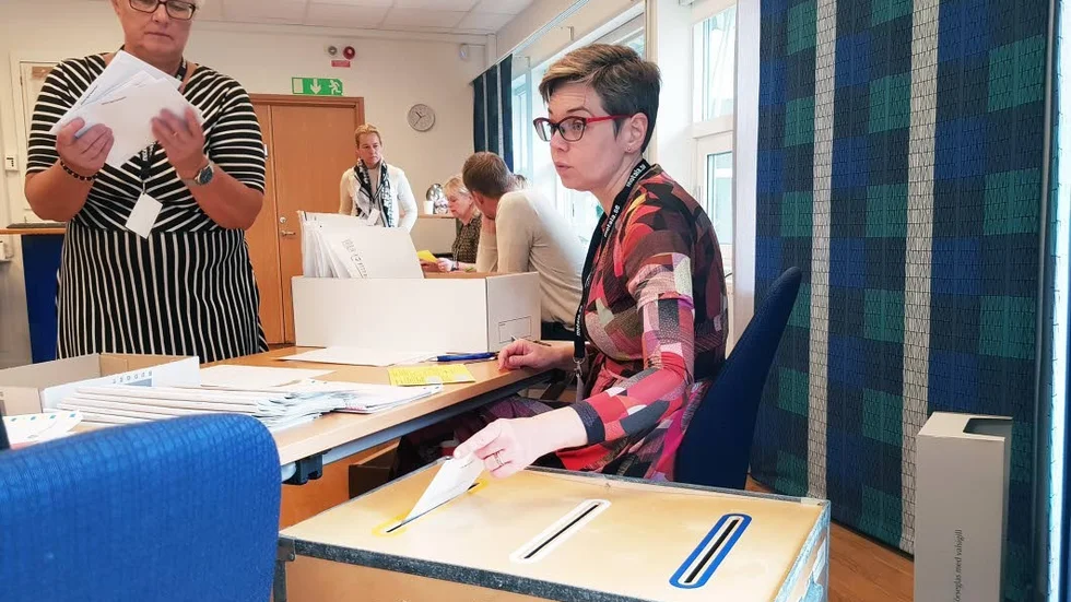 Kommunjurist Helena Göransson (stående) och säkerhetschef Johanna Haapamäki sorterar röster i Motala.
